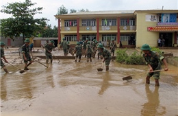 Quảng Bình: Nước rút, giáo viên học sinh hối hả dọn trường